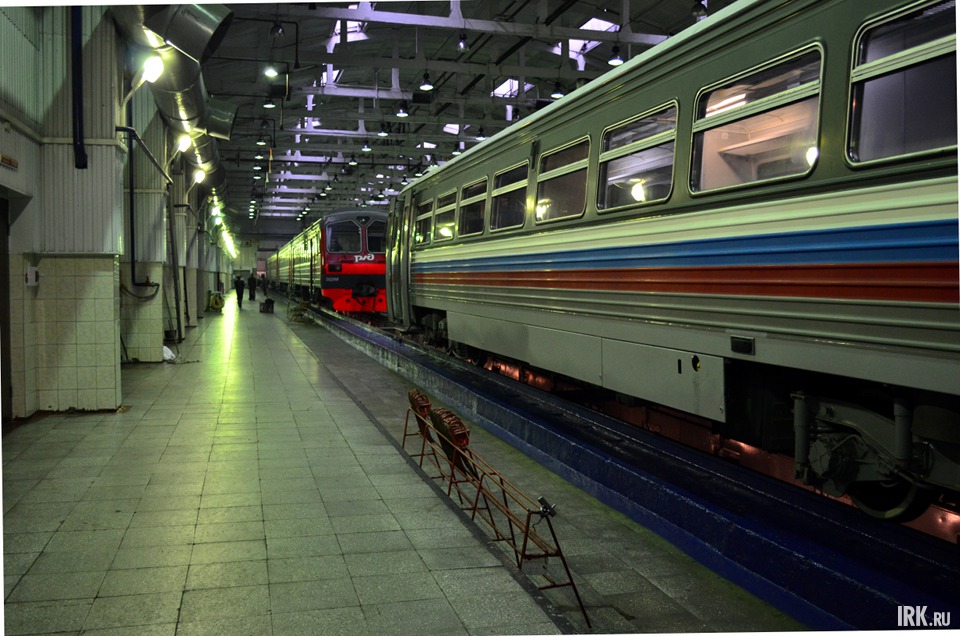 Цех ТО-3. Здесь выполняется четырехчасовой осмотр и ремонт электропоездов. Бригада работает посменно день и ночь