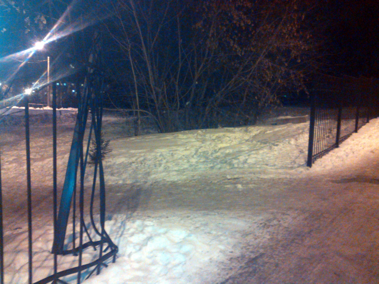 Артем Авдеев: «Дорога вокруг школы № 32. Снесенный, новый, установленный летом 2013 года забор. Фото не передает все размеры колеи»