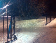 Артем Авдеев: «Дорога вокруг школы № 32. Снесенный, новый, установленный летом 2013 года забор. Фото не передает все размеры колеи»