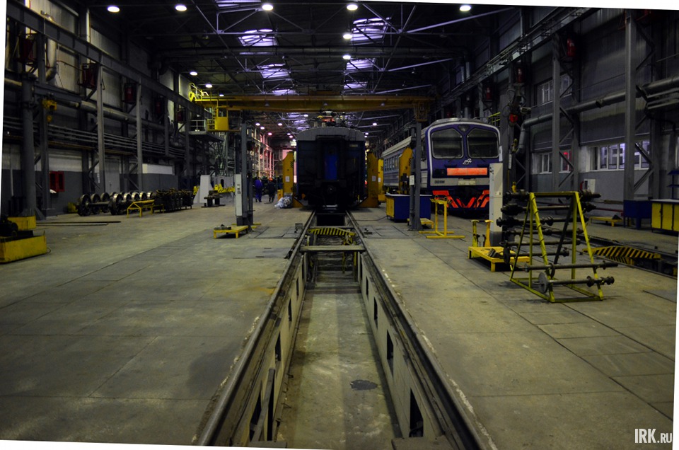 В цехе технического ремонта. Здесь меняют и ремонтируют отдельные части электропоездов