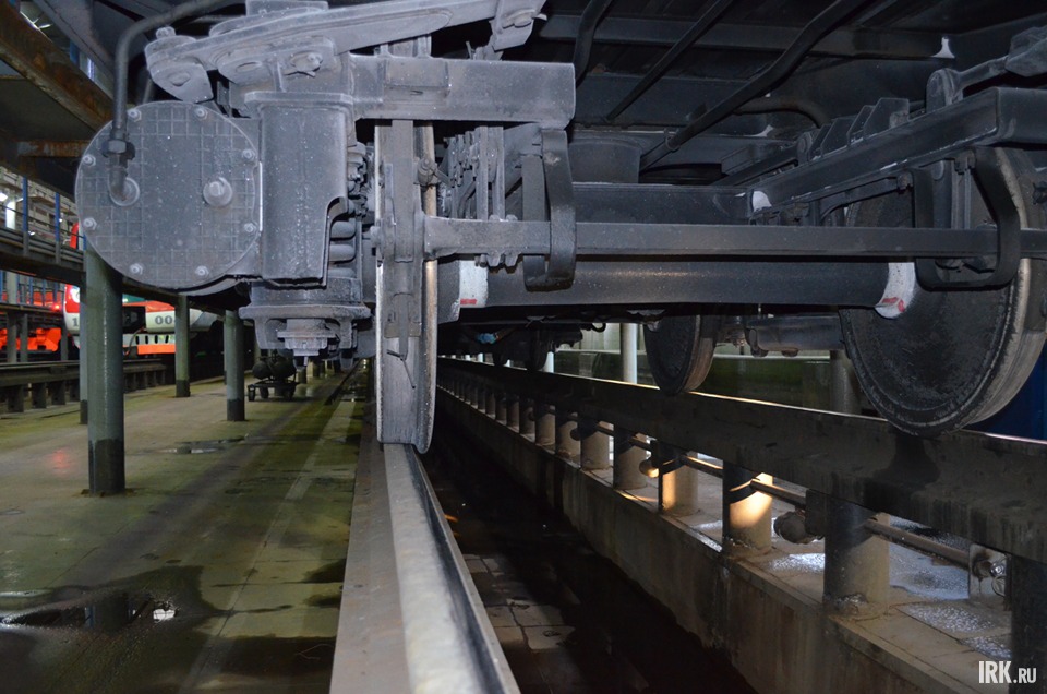 По этим нишам передвигаются ремонтники во время ТО. Обязательно в каске и с шахтерским фонарем