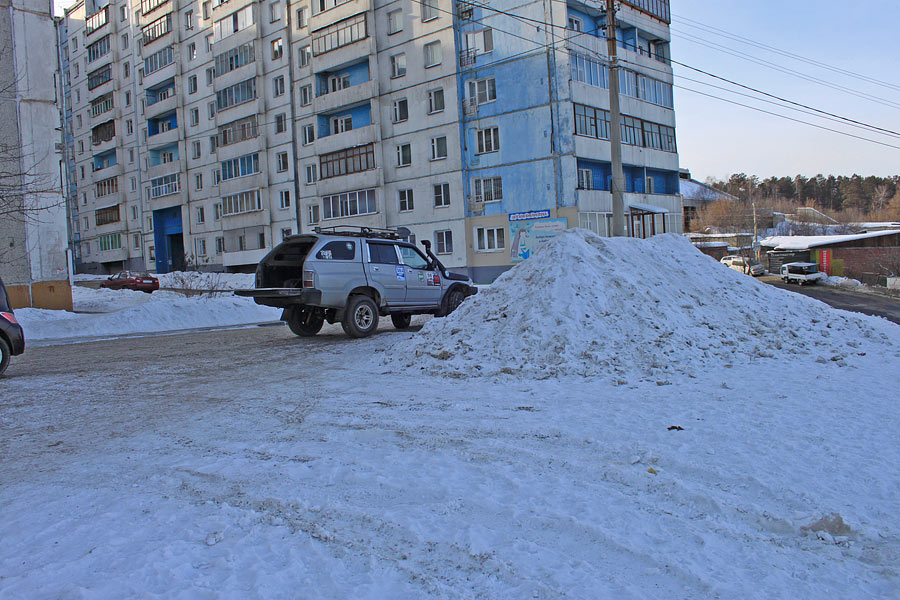 Иркутянин: «Еще одна гора снега во дворе дома № 22а на бульваре Рябикова. Напротив входа в детскую библиотеку № 30»
