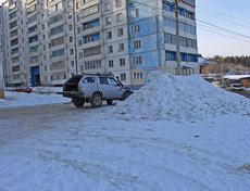 Иркутянин: «Еще одна гора снега во дворе дома № 22а на бульваре Рябикова. Напротив входа в детскую библиотеку № 30»