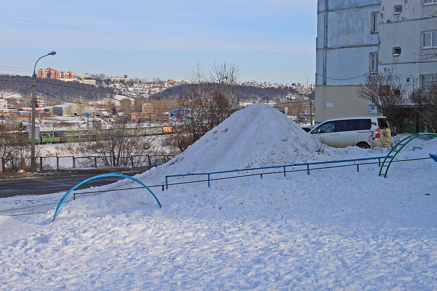Иркутянин: «Гора сваленного снега недалеко от въезда в АГК № 16. Бульвар Рябикова – ул.Маршала Конева (нижняя дорога)»