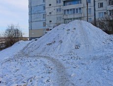 Иркутянин: "Эту гору снега высотой более 3 метров высыпали прямо на пешеходную дорожку, по которой ежедневно сотни людей ходят в свои гаражи в АГК № 16. Образовавшийся скользкий обход могут преодолеть далеко не все. Напротив дома № 21а на бульваре Рябиков