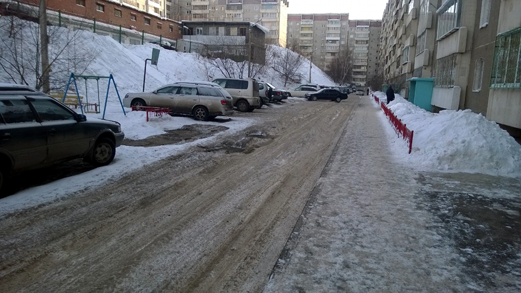 Андрей: «Двор дома № 83 в микрорайоне Университетский. В проезде образовалась такая глубокая ледяная колея, что машины застревают при выезде с парковки»