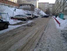 Андрей: «Двор дома № 83 в микрорайоне Университетский. В проезде образовалась такая глубокая ледяная колея, что машины застревают при выезде с парковки»