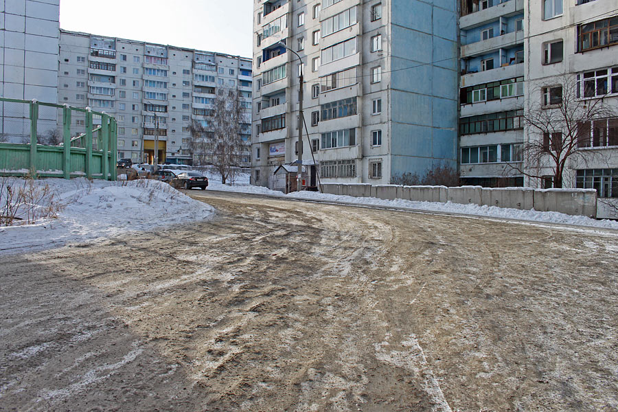 Иркутянин: «Двор дома № 21а на бульваре Рябикова. По этой дороге много детей ходят в школу, рядом хоккейная коробка. Очень скользко, машины то и дело заносит на повороте»