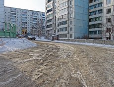 Иркутянин: «Двор дома № 21а на бульваре Рябикова. По этой дороге много детей ходят в школу, рядом хоккейная коробка. Очень скользко, машины то и дело заносит на повороте»