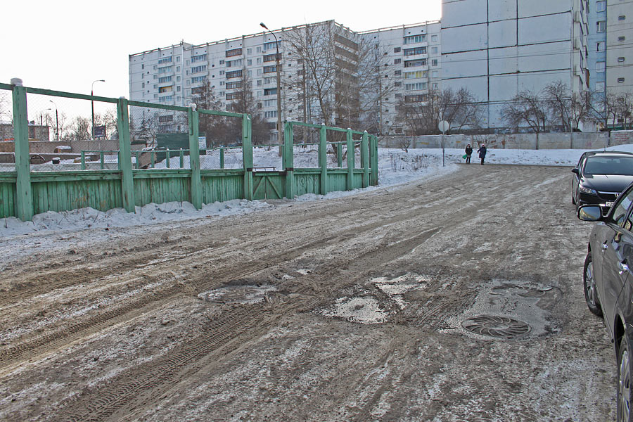 Иркутянин: «Двор дома № 21а на бульваре Рябикова. Напротив входа в расчетно-кассовое отделение ЖКХ»