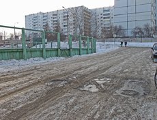 Иркутянин: «Двор дома № 21а на бульваре Рябикова. Напротив входа в расчетно-кассовое отделение ЖКХ»