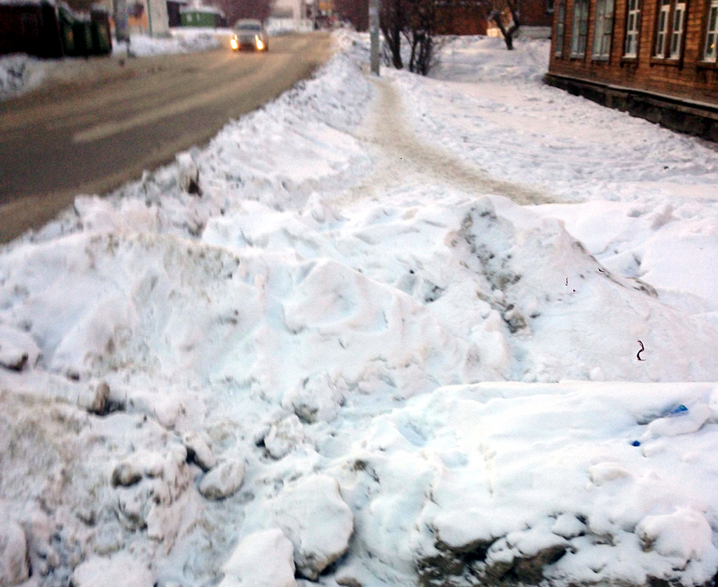 Vera Batsueva: «Участок улицы Александра Невского с Пискунова до Трилиссера. Тротуар там был ровно до тех пор, пока не почистили дорогу и не поскидывали на него куски наста»