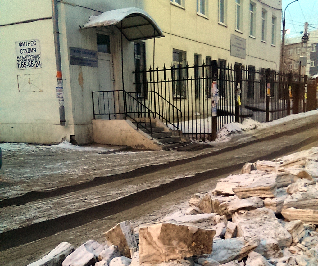 Оксана: «Возле больницы на Волжской. Эти глыбы лежат с прошлой недели. Там и так не проехать, а теперь и вовсе 1,5 полосы осталось»