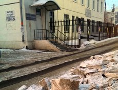 Оксана: «Возле больницы на Волжской. Эти глыбы лежат с прошлой недели. Там и так не проехать, а теперь и вовсе 1,5 полосы осталось»