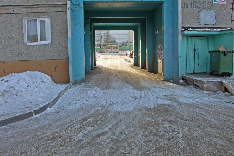 Иркутянин: «Арка дома № 22а по бульвару Рябикова. До переноса светофора на нижнюю дорогу в ноябре 2013 года по утрам через нее шел основной поток машин с Синюшиной Горы, теперь же убирать снег здесь никто и не думает»
