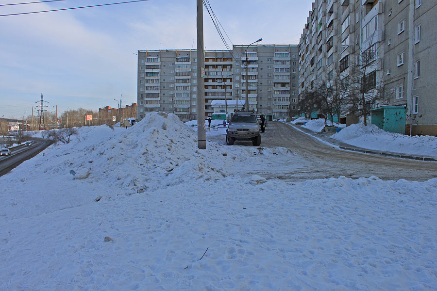 Иркутянин: «Двор дома № 22а на бульваре Рябикова. Высота горы сваленного снега порядка двух метров»