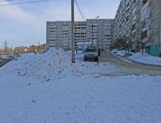 Иркутянин: «Двор дома № 22а на бульваре Рябикова. Высота горы сваленного снега порядка двух метров»