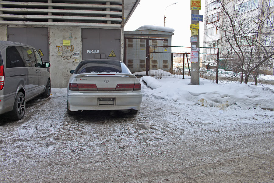 Иркутянин: «Парковка у дома № 22а по бульвару Рябикова. Снег здесь за всю зиму никто не убирал»