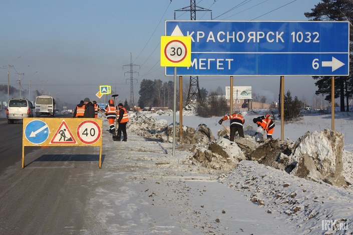 Рабочие убирают снежные валы