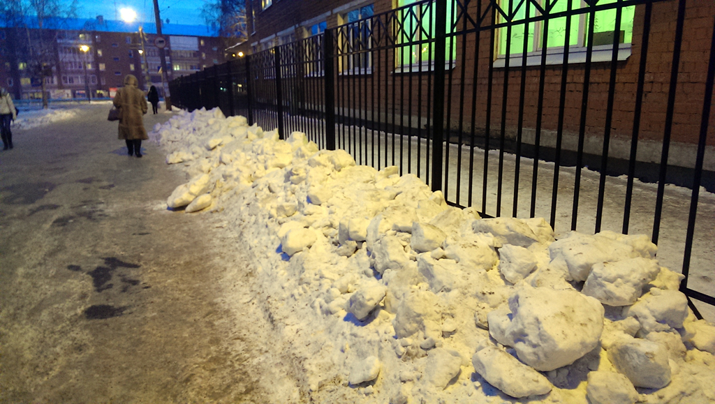 Оксана: «Возле школы № 27 почистили, а снег выбросили на тротуар за забор школы»