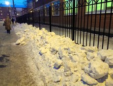 Оксана: «Возле школы № 27 почистили, а снег выбросили на тротуар за забор школы»