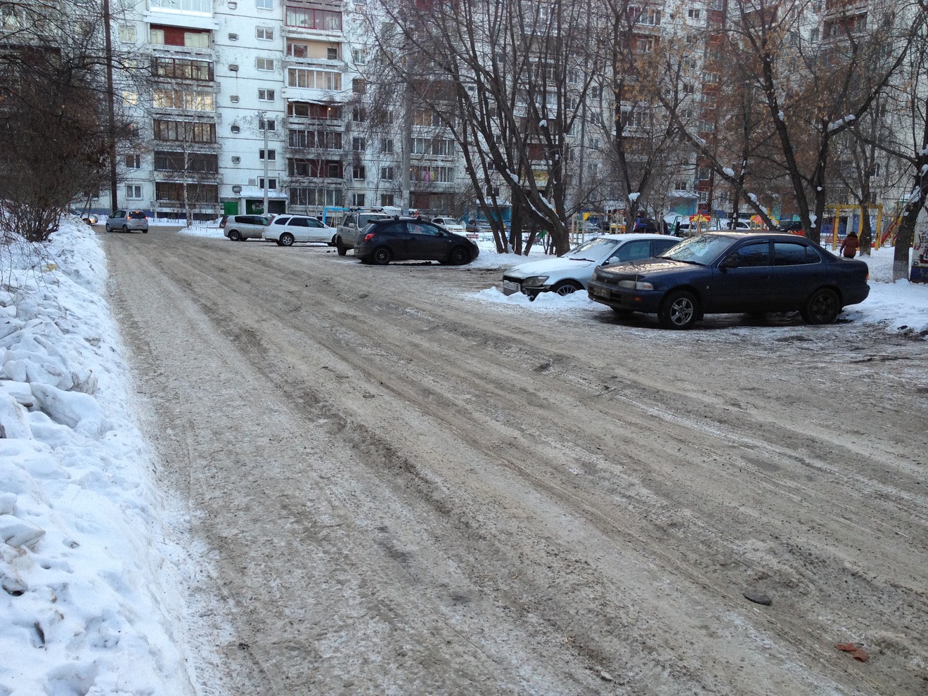 Во дворе по улице Байкальской, между домами 316 и 322. Фото Елены