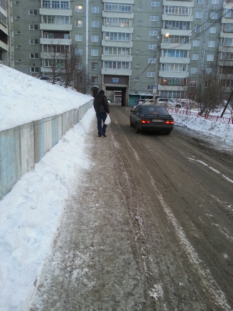 Артуганова Ольга: Я живу в микрорайоне Университетский. Внутридворовые дороги здесь не чистят, никто не смотрит за их состоянием. Рядом с домом  97 пешеходная дорога превратилась в крутую снежную горку. Пешеходы идут по склону снежной дороги, рискуют поск