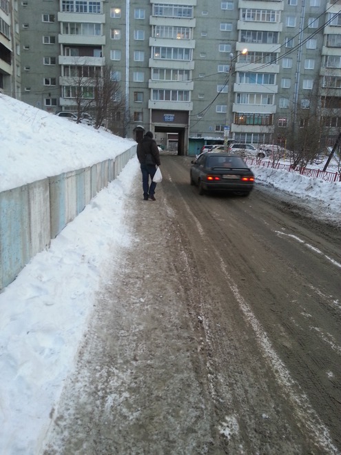 Артуганова Ольга: Я живу в микрорайоне Университетский. Внутридворовые дороги здесь не чистят, никто не смотрит за их состоянием. Рядом с домом 97 пешеходная дорога превратилась в крутую снежную горку. Пешеходы идут по склону снежной дороги, рискуют поск