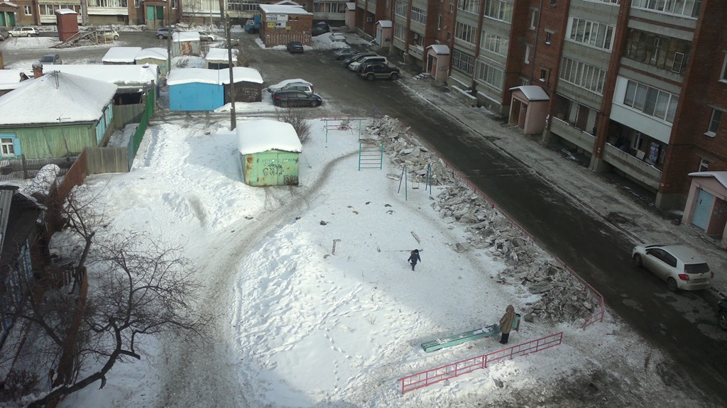 Татьяна Харкевич: Во дворе домов по адресу ул. Волжская 33-Лопатина 20 счистили снег с крыши. После не вывезли, а переложили с дороги и тротуара на детскую площадку, которая и без того была очень маленькая.