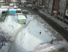 Татьяна Харкевич: Во дворе домов по адресу ул. Волжская 33-Лопатина 20 счистили снег с крыши. После не вывезли, а переложили с дороги и тротуара на детскую площадку, которая и без того была очень маленькая.
