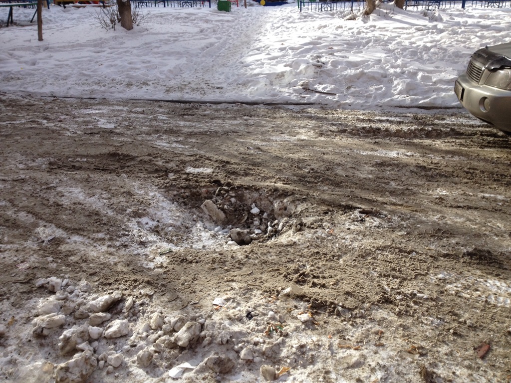 Анна: Двор дома ул. Лермонтова, 24. В 6 утра в эту яму провалилась машина, от визга шин проснулся весь дом