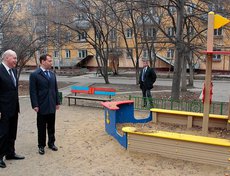 Дмитрий Медведев и губернатор Иркутской области Дмитрий Мезенцев побывали в одном из дворов Иркутска
