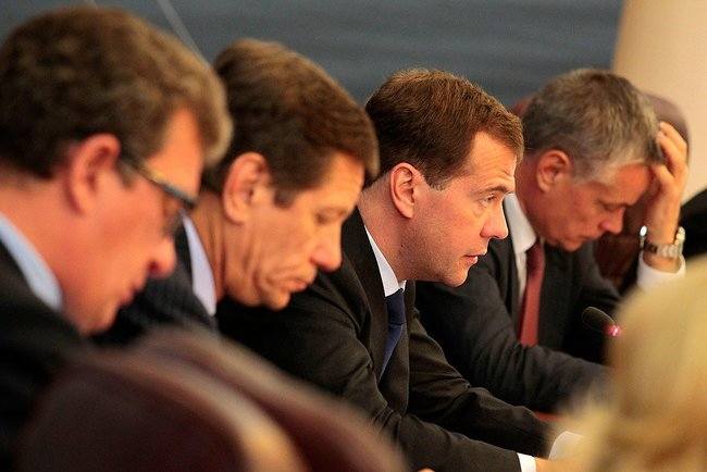 На заседании президиума Государственного совета, посвященном борьбе с распространением наркотиков среди молодежи. Помощник Президента Сергей Приходько, Заместитель Председателя Правительства Александр Жуков, Дмитрий Медведев и помощник Президента, секрета