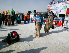 После финиша участников и гостей спортивного праздника ждали масленичные забавы