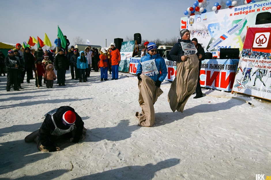 После финиша участников и гостей спортивного праздника ждали масленичные забавы