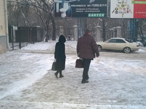 Екатерина Коверзнева и Михаил Ожогин выходят из здания суда. Фото IRK.ru