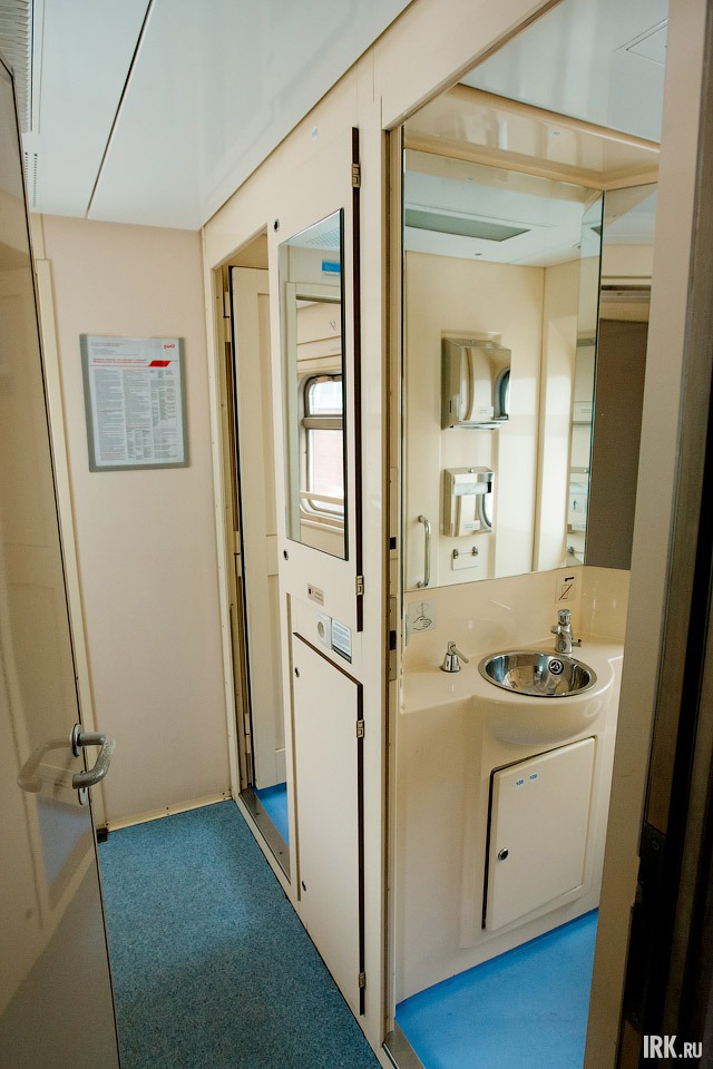 В вагоне установлен кулер с водой, оборудована автоматическая система поддержки заданной температуры воздуха