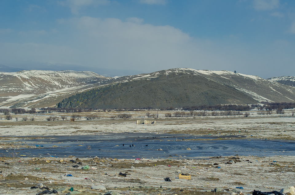 Свалка мусора в Волчьей Пади на окраине поселка Еланцы существует еще с советских времен. Местные жители и турбазы вывозят сюда мусор и сливают жидкие отходы, хотя этот полигон никогда не считался законным.