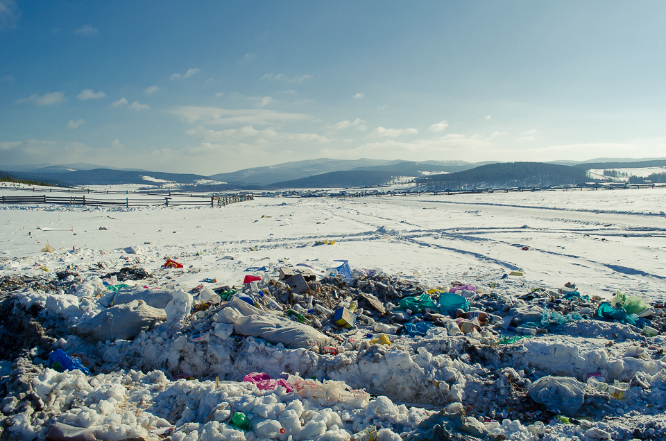 Стихийная незаконная свалка в районе деревни Куреть Ольхонского района. Сюда, буквально за поворотом от дороги на МРС, вывозят мусор местные жители и сваливают прямо на поле у обочины.