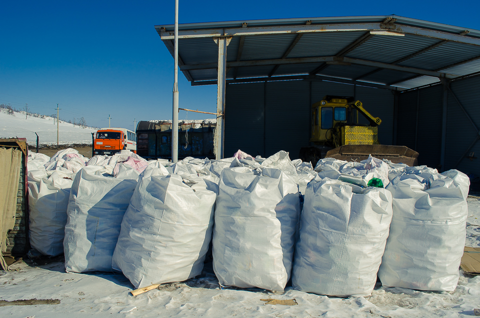 Однако не все местные жители заключают договоры на вывоз отходов. Соглашения подписаны примерно с 80% хозяйств района.