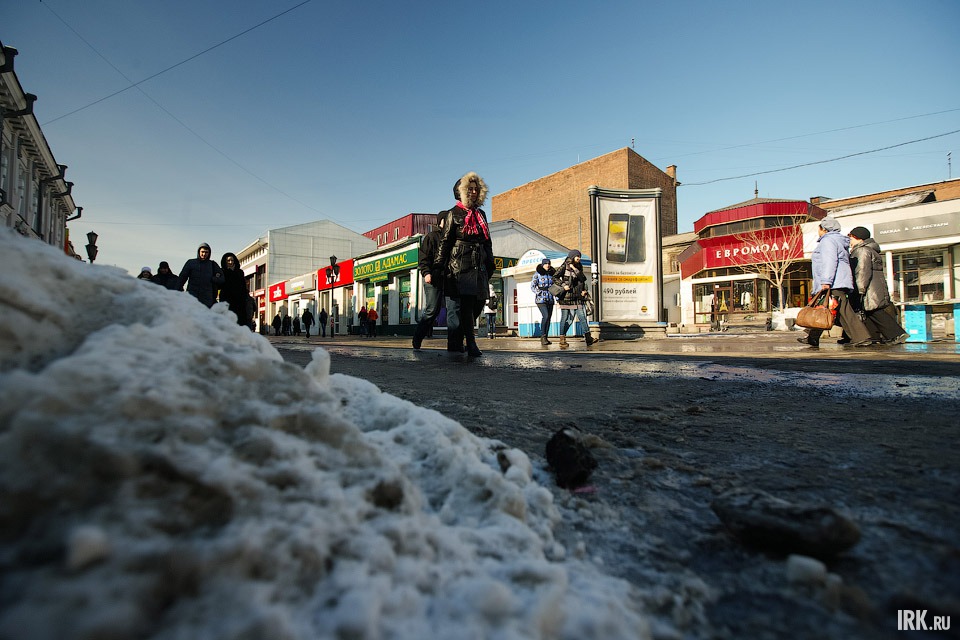 И это центр города, а в некоторых микрорайонах такие сугробы по обочинам достигают 1,5 метра в высоту