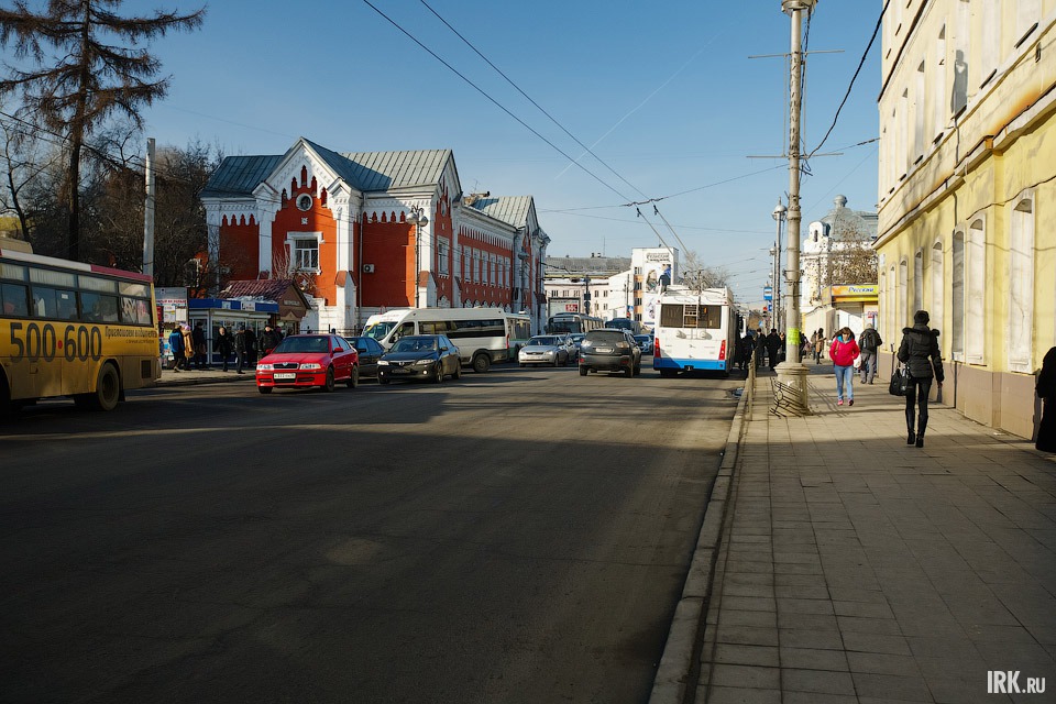 Смотрите-ка, вот еще один чистый тротуар и дорога
