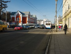 Смотрите-ка, вот еще один чистый тротуар и дорога