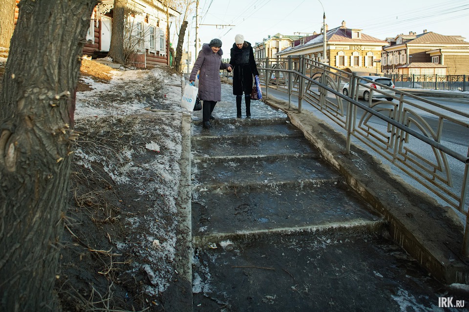 Очень сложно спускаться по нашим лестницам, так что не ленитесь помочь прохожему