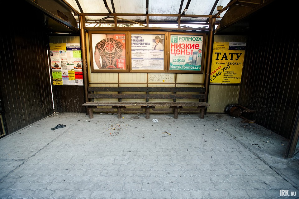 В тех местах, где грязь не образовалась по естесственным причинам — от невывезенного снега, хватает мусора, который оставляют люди