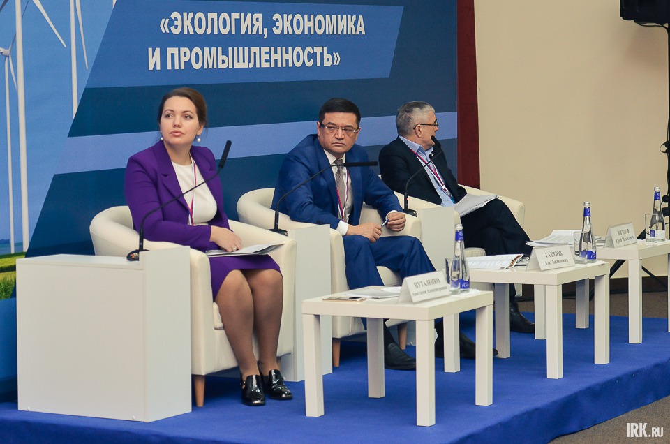 Модераторы площадки «Экология. Экономика. Промышленность»: руководитель проекта ОНФ «За честные закупки» Анастасия Муталенко, член Центрального штаба ОНФ Азат Газизов, координатор группы общественного мониторинга по проблемам экологии и защиты леса в Прим