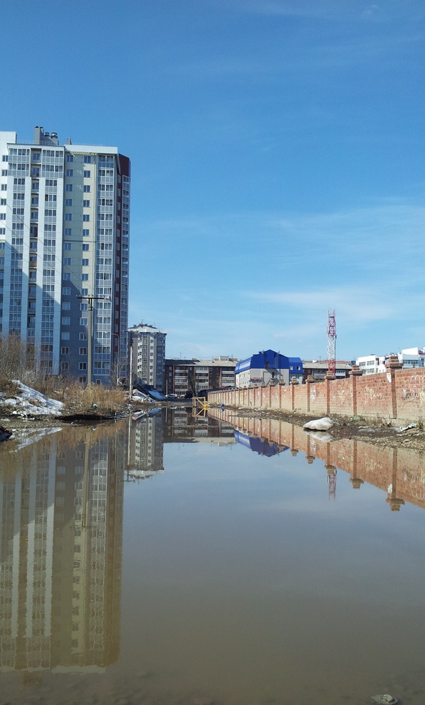 Глубина лужи — 0,8 метра. Длину видно на фото. Раньше тут была дорога, но после того, как утонули три автомобиля проезд закрыли. Нижняя Лисиха, рядом с домом ул. Байкальская, 236"б"/9. Фото Дмитрия Салко
