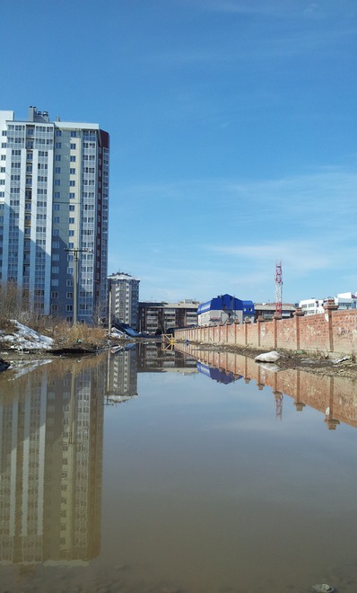 Глубина лужи — 0,8 метра. Длину видно на фото. Раньше тут была дорога, но после того, как утонули три автомобиля проезд закрыли. Нижняя Лисиха, рядом с домом ул. Байкальская, 236"б"/9. Фото Дмитрия Салко