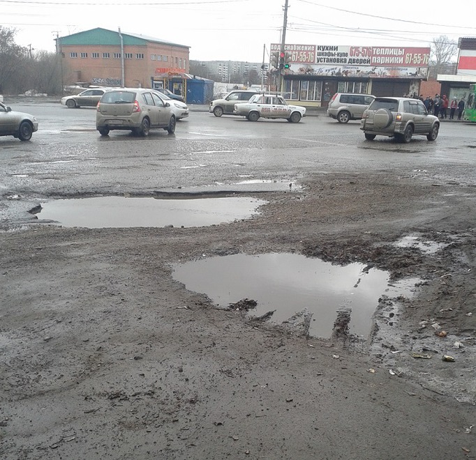 Улица Воронежская, напротив и рядом с остановкой «Кая». Фото Марины Евстратенко