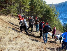 Затем в поселке Листвянка командам предстояло пройти скаутское ралли и принять участие в ледовых играх